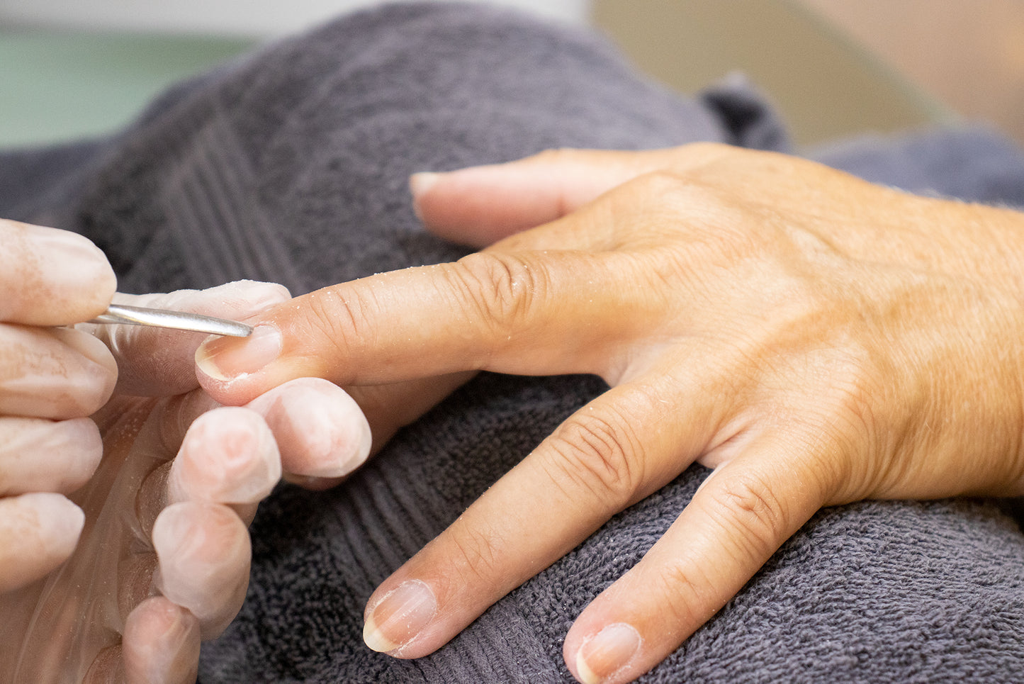 Manicure med farvet CND™ SHELLAC®