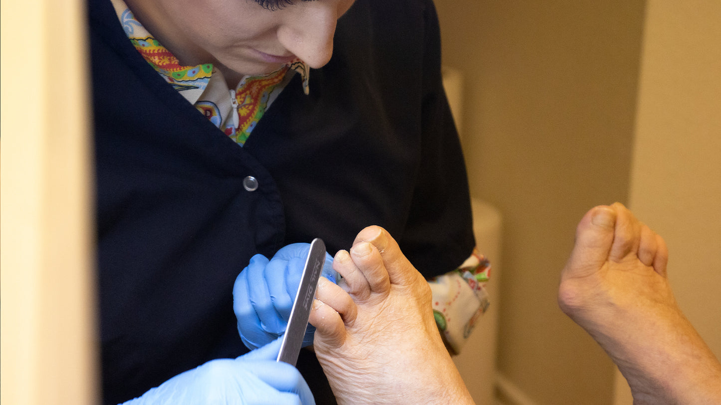 Mini pedicure m/fransk CND SHELLAC eller Shellac m/glimmer/mønster