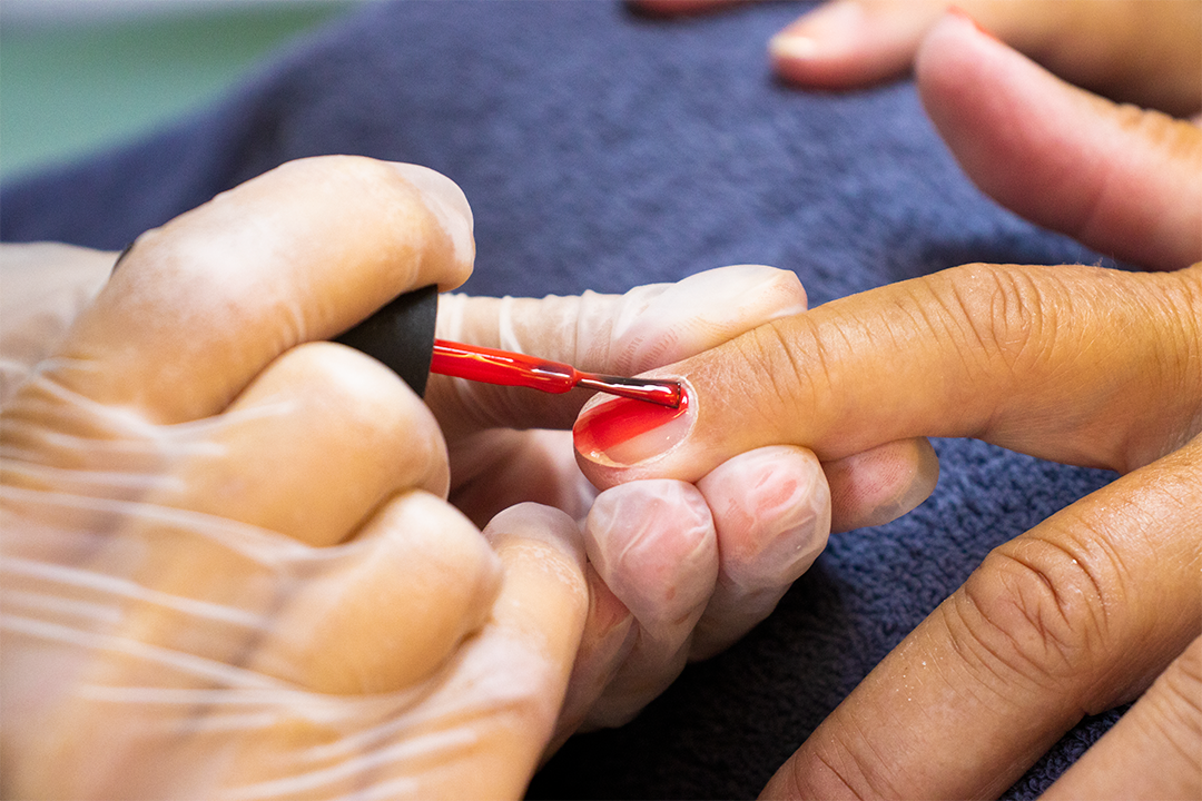 Manicure med farvet CND™ SHELLAC®
