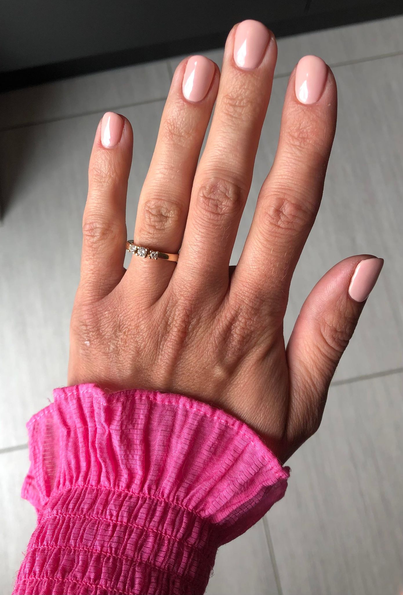 Manicure med farvet CND™ SHELLAC®