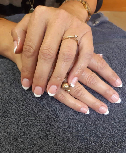 Mini manicure med fransk CND™ SHELLAC®